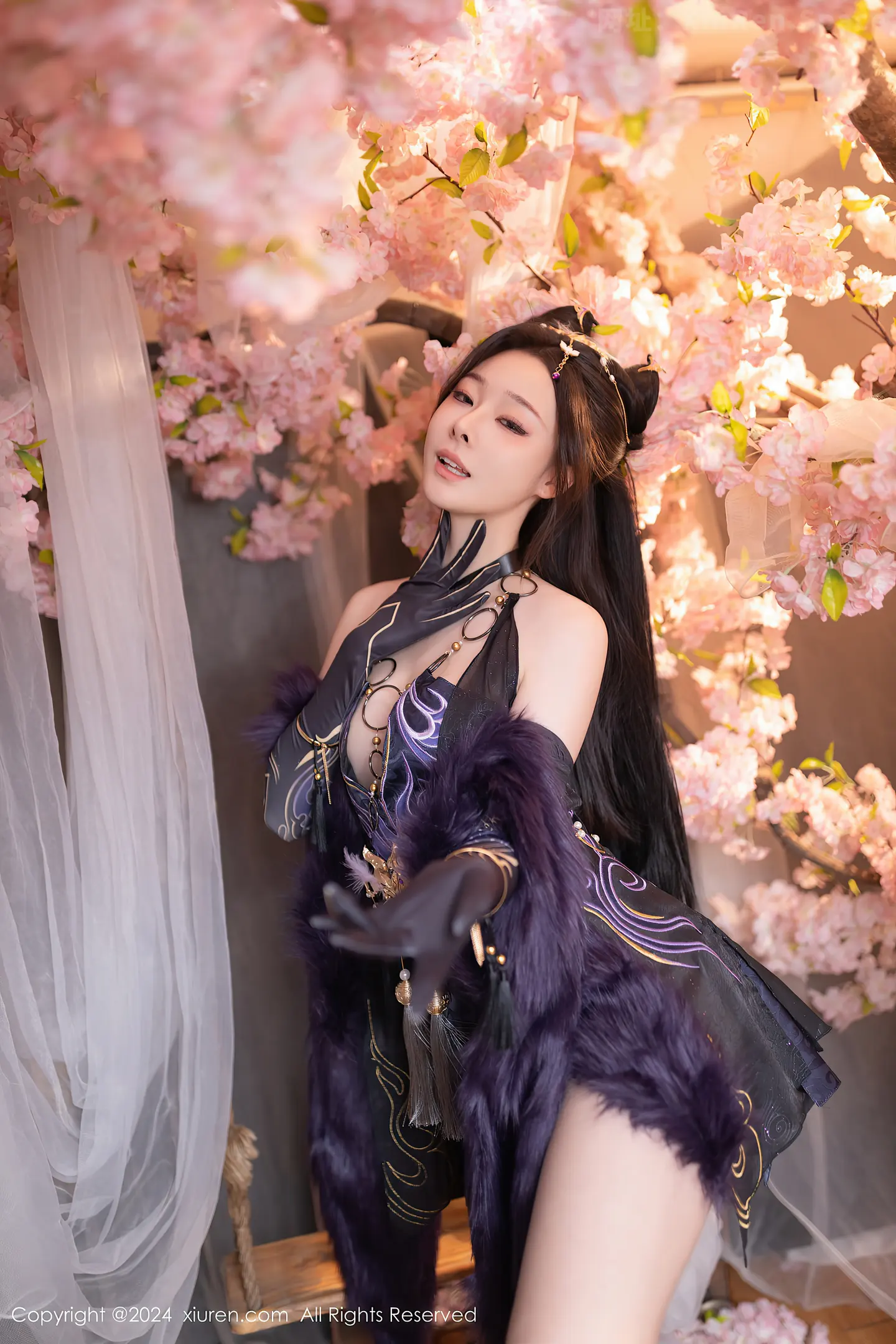 图片[3]-[XiuRen秀人网]VOL.8232 模特小逗逗性感紫色情趣旗袍服饰半脱秀曼妙身姿惹火诱惑写真80P-秀人网官方网站